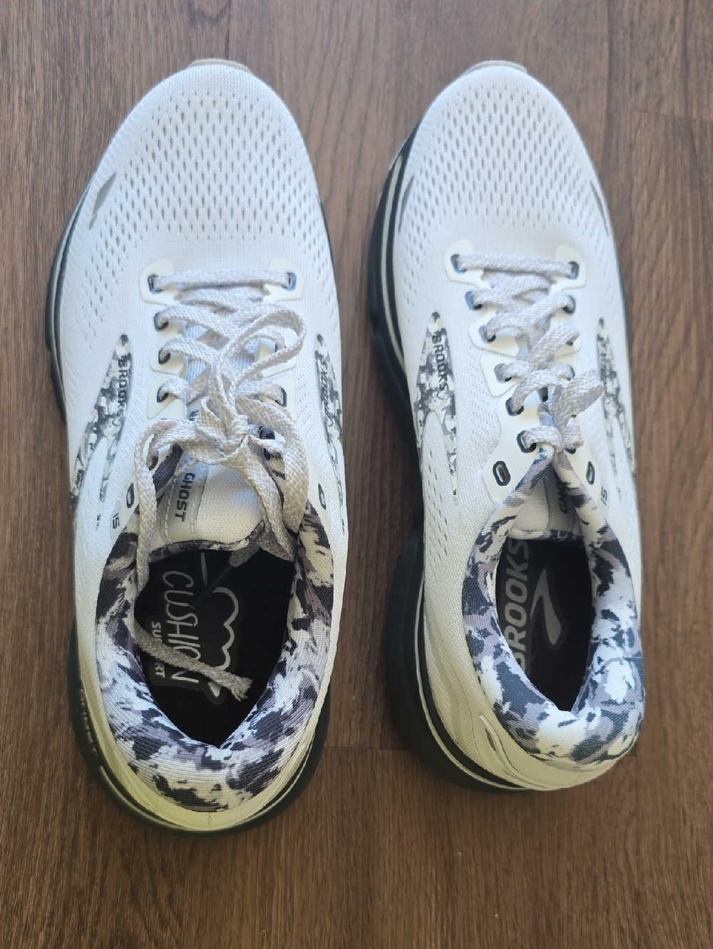 Brooks White Athletic Running Shoes with Black Accent Collar